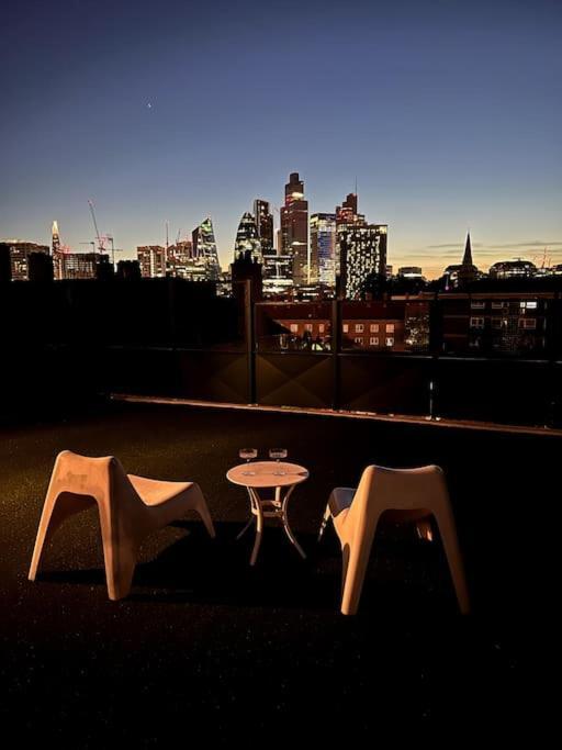 Luxury Artistic 2 Bedroom W/balcony-great Location