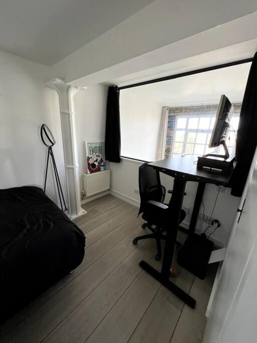Luxury Artistic 2 Bedroom W/balcony-great Location Apartment *