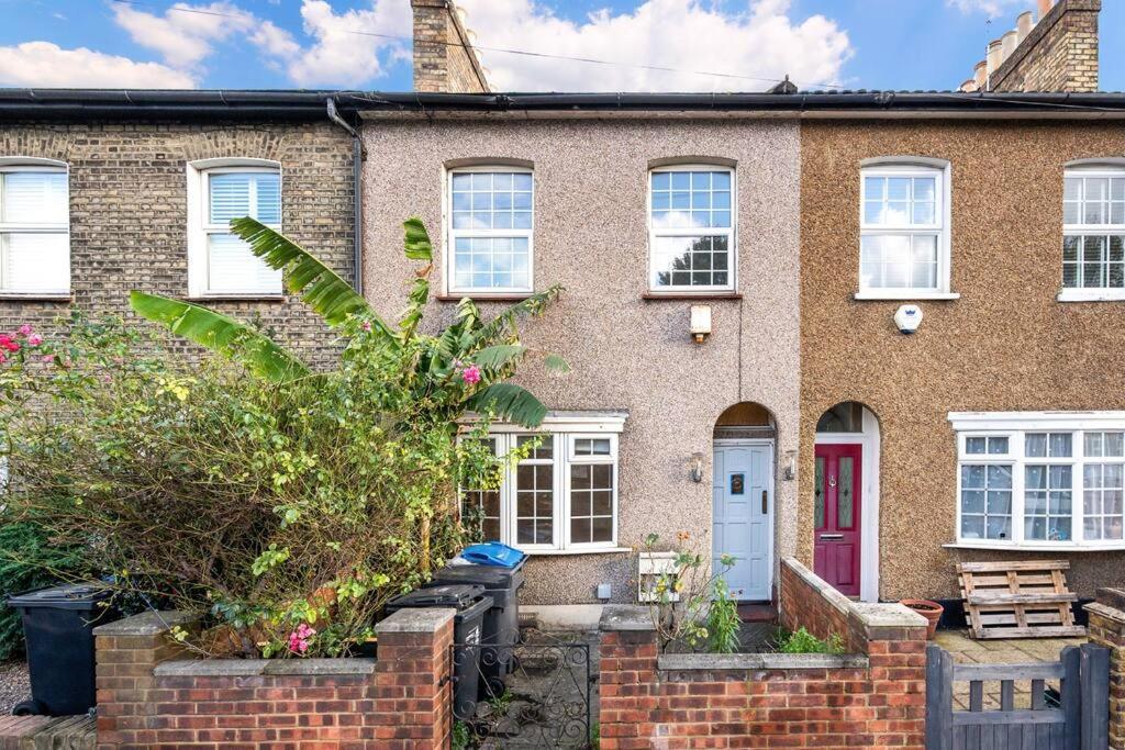 Cosy 3 Bed In Colliers Wood * London