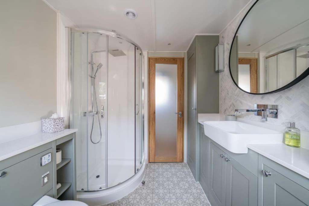 Luxurious Houseboat Near Canary Wharf In *