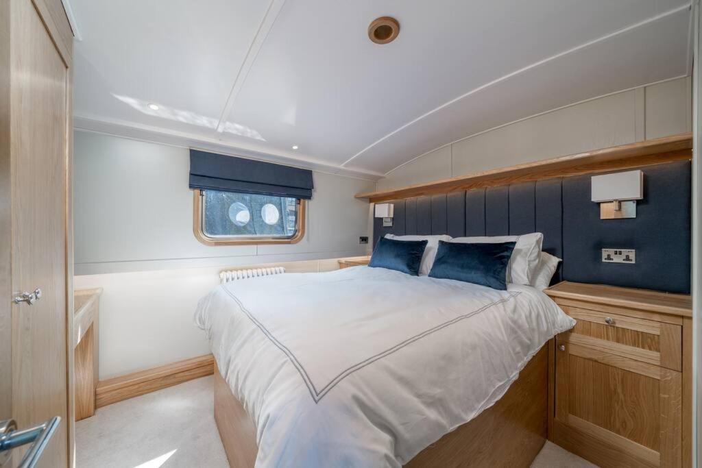 Luxurious Houseboat Near Canary Wharf In