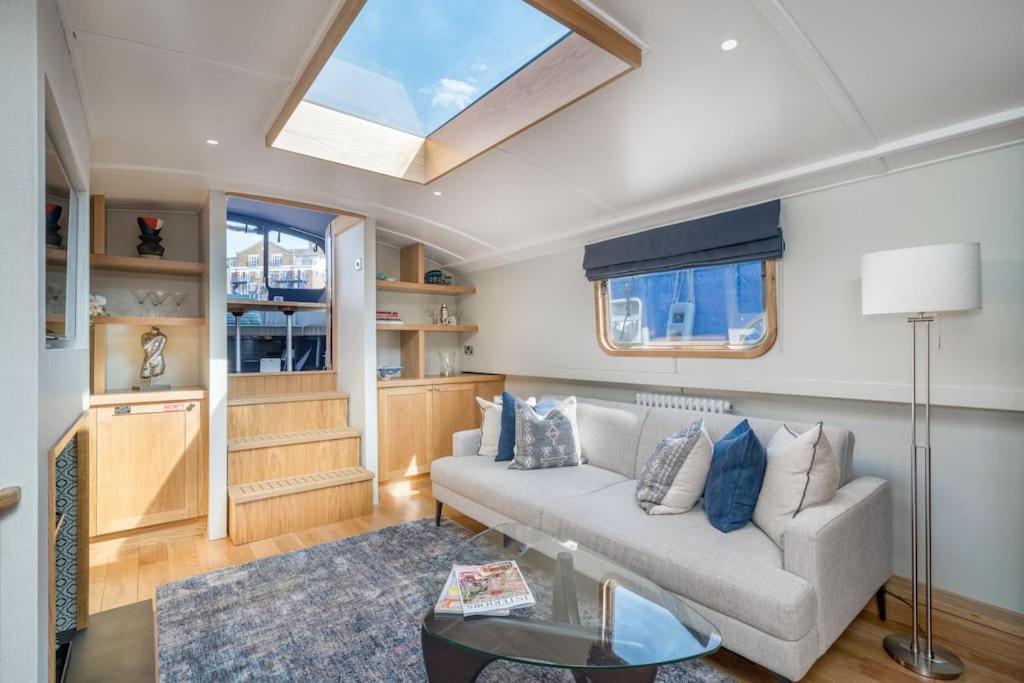 Luxurious Houseboat Near Canary Wharf In Botel