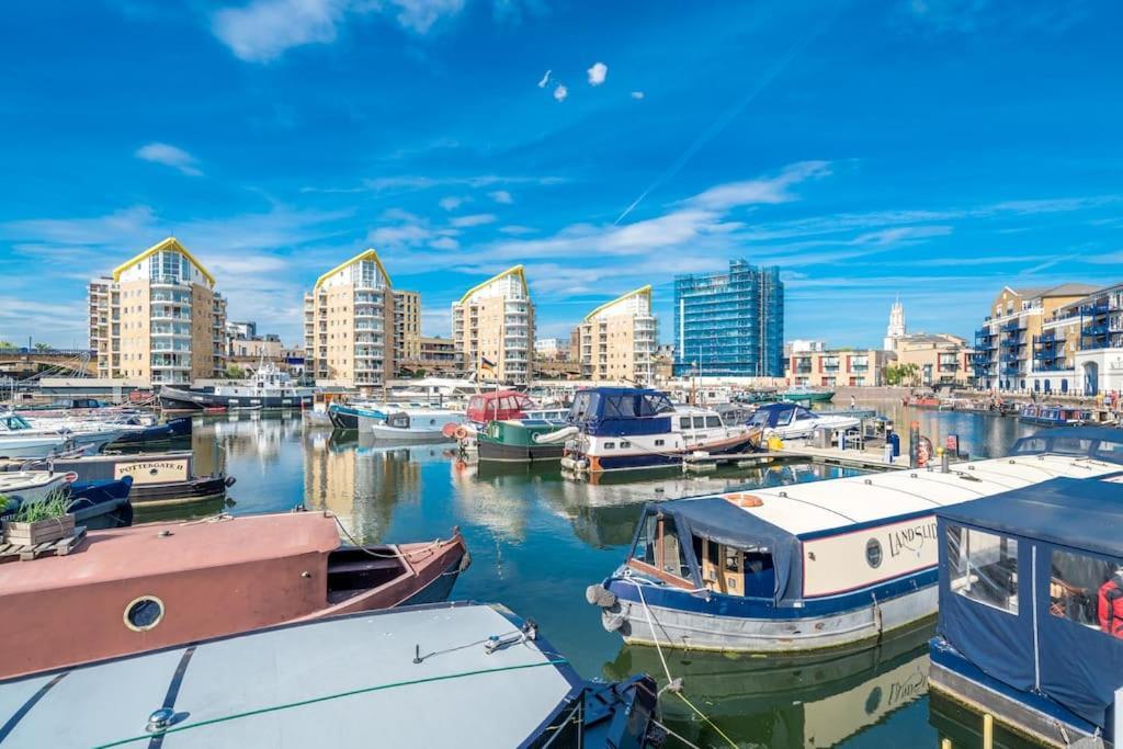 Luxurious Houseboat Near Canary Wharf In *