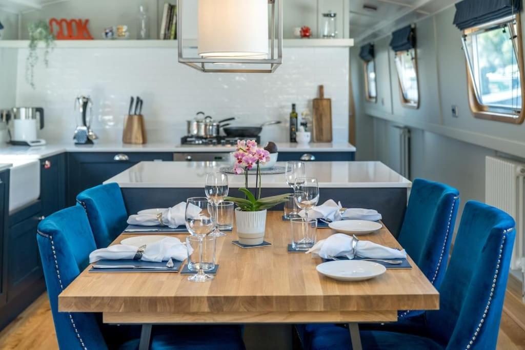 Botel Luxurious Houseboat Near Canary Wharf In