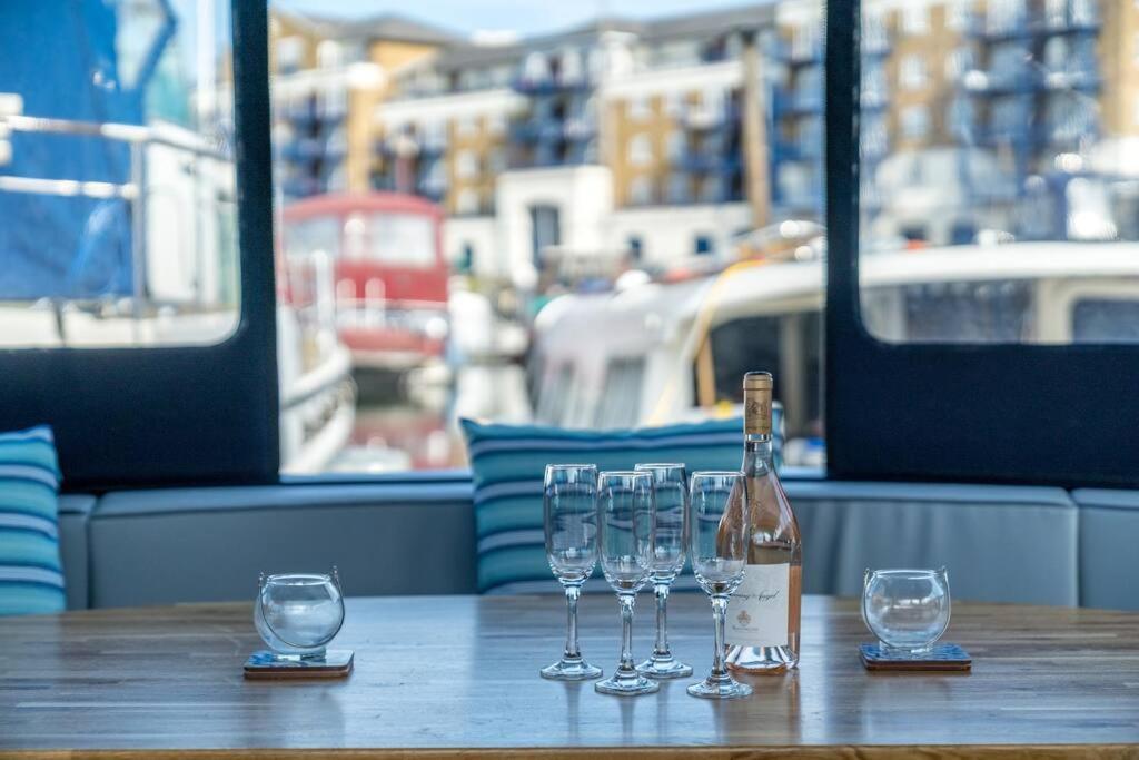 Luxurious Houseboat Near Canary Wharf In * Londres