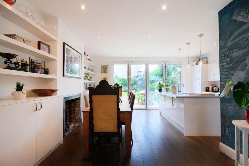 Holiday home A Beautiful And Welcoming And Garden London