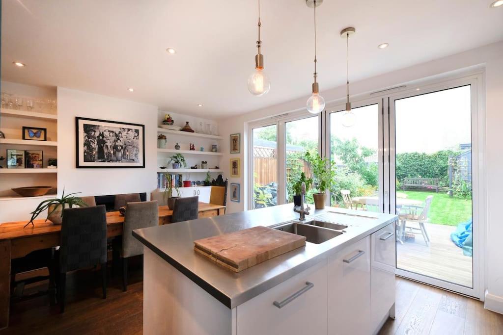 A Beautiful And Welcoming And Garden Holiday home