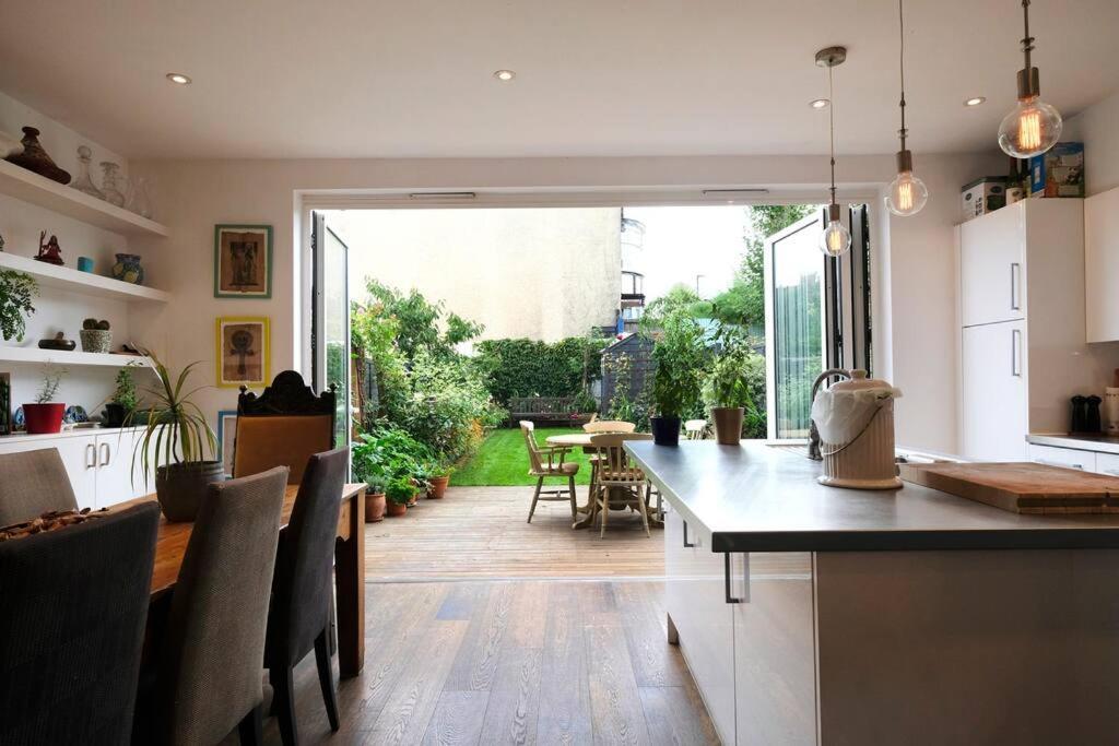 A Beautiful And Welcoming And Garden Holiday home