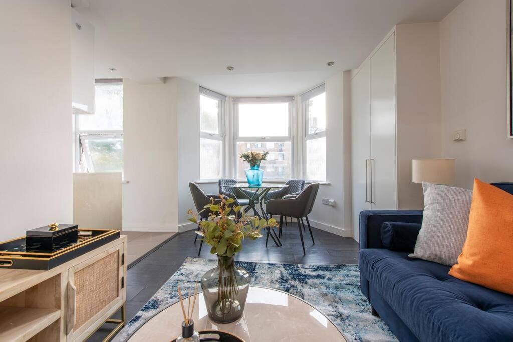 Elevated Elegance: 1br 1ba Flat In Wellmeadow Rd Apartment London