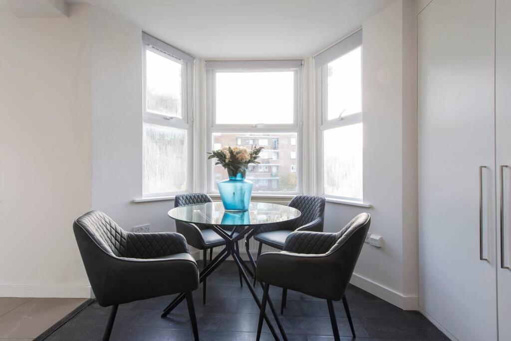 Elevated Elegance: 1br 1ba Flat In Wellmeadow Rd *