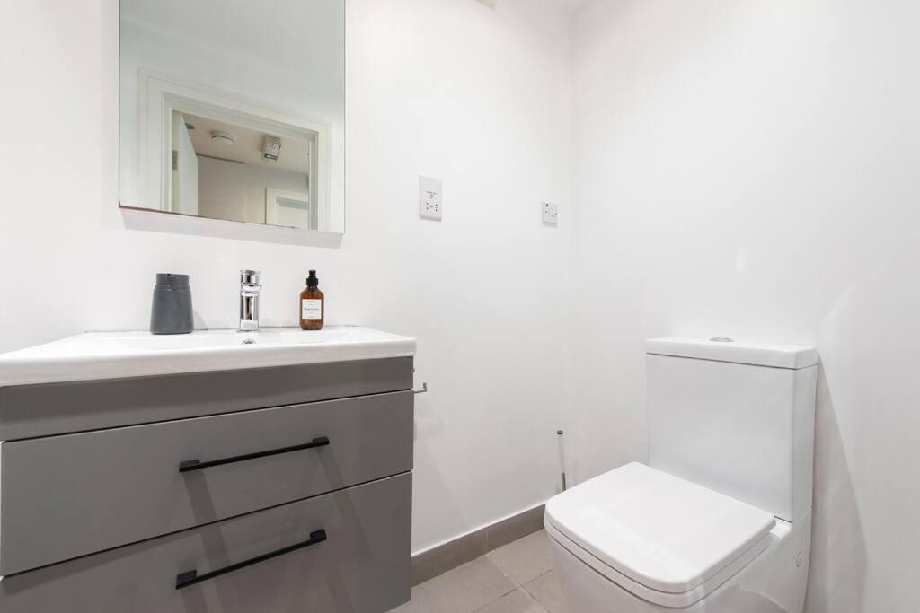 Elevated Elegance: 1br 1ba Flat In Wellmeadow Rd