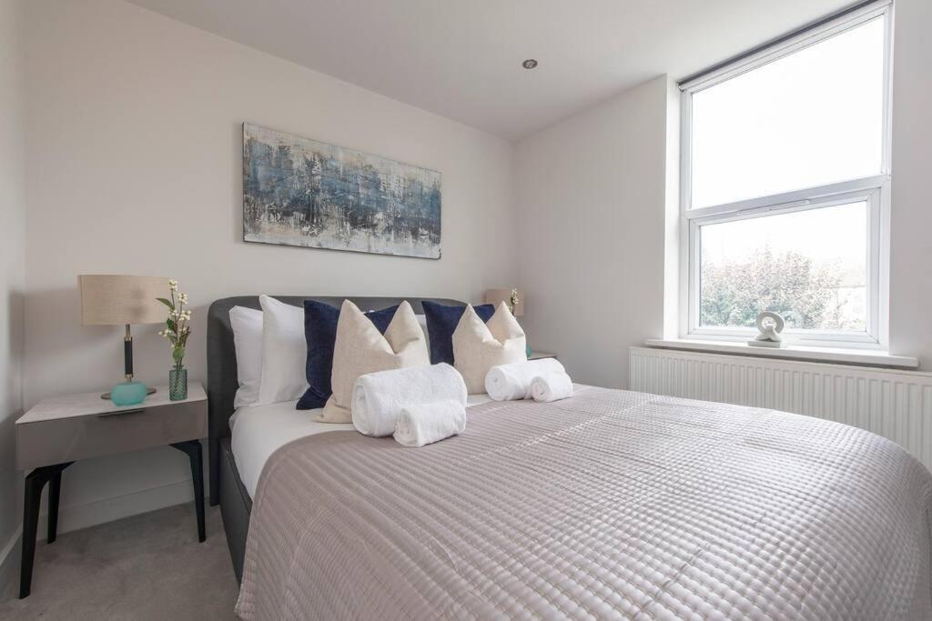 Elevated Elegance: 1br 1ba Flat In Wellmeadow Rd