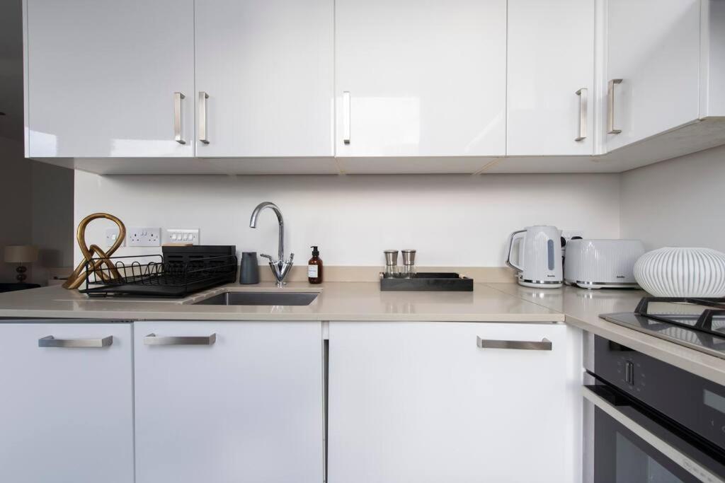 Elevated Elegance: 1br 1ba Flat In Wellmeadow Rd Apartment *