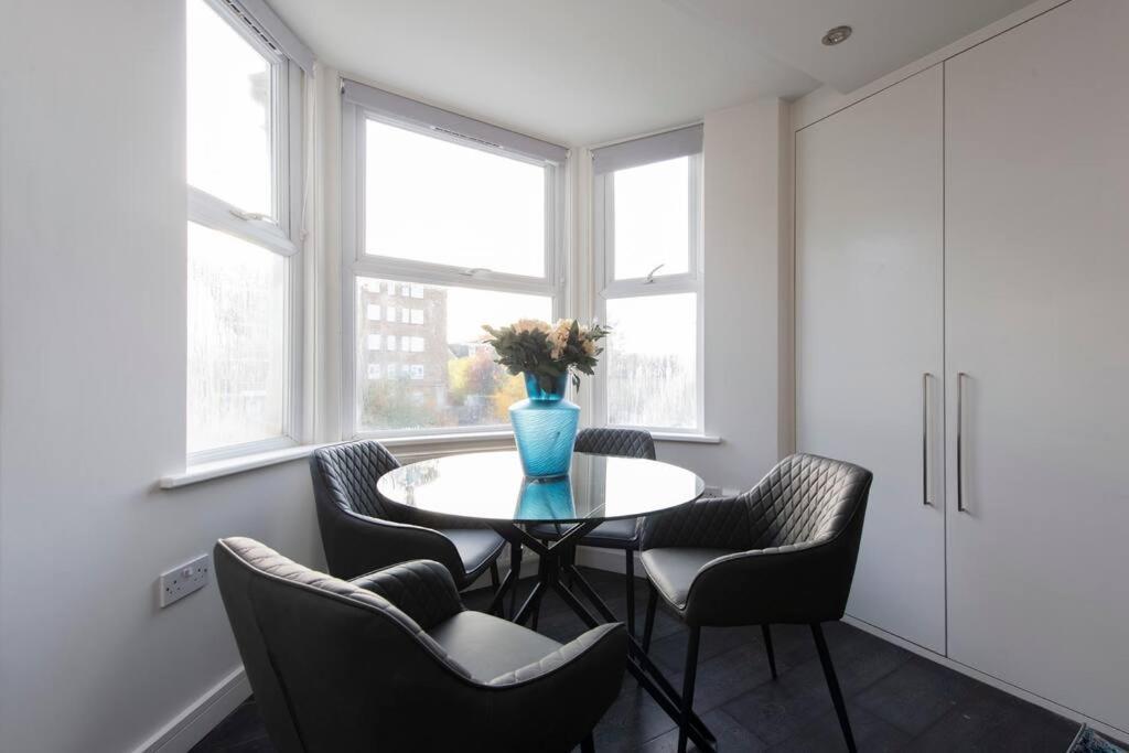 Elevated Elegance: 1br 1ba Flat In Wellmeadow Rd * London