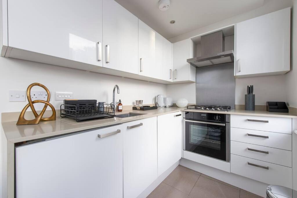 Elevated Elegance: 1br 1ba Flat In Wellmeadow Rd Apartment London
