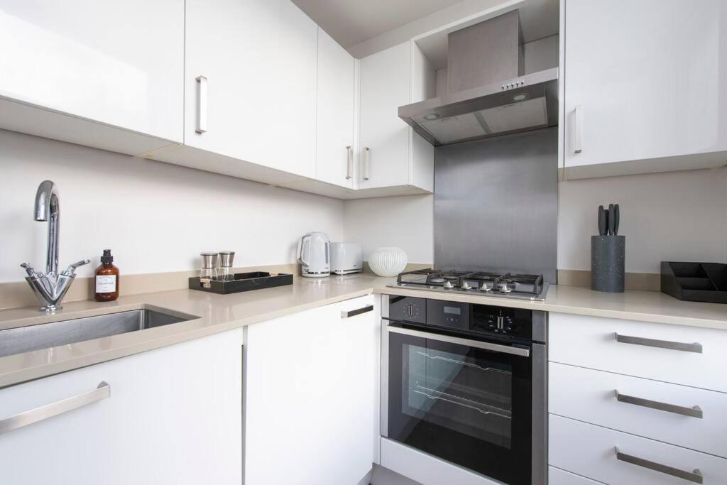 Elevated Elegance: 1br 1ba Flat In Wellmeadow Rd Apartment