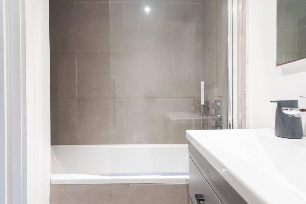 Apartment Elevated Elegance: 1br 1ba Flat In Wellmeadow Rd *