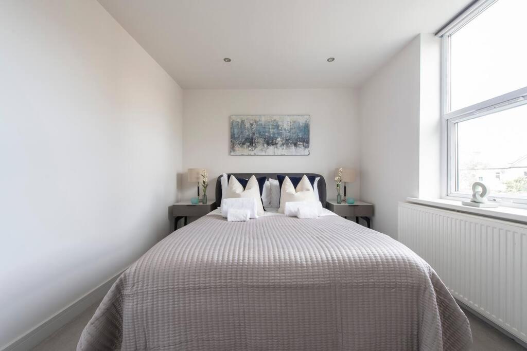 Elevated Elegance: 1br 1ba Flat In Wellmeadow Rd London