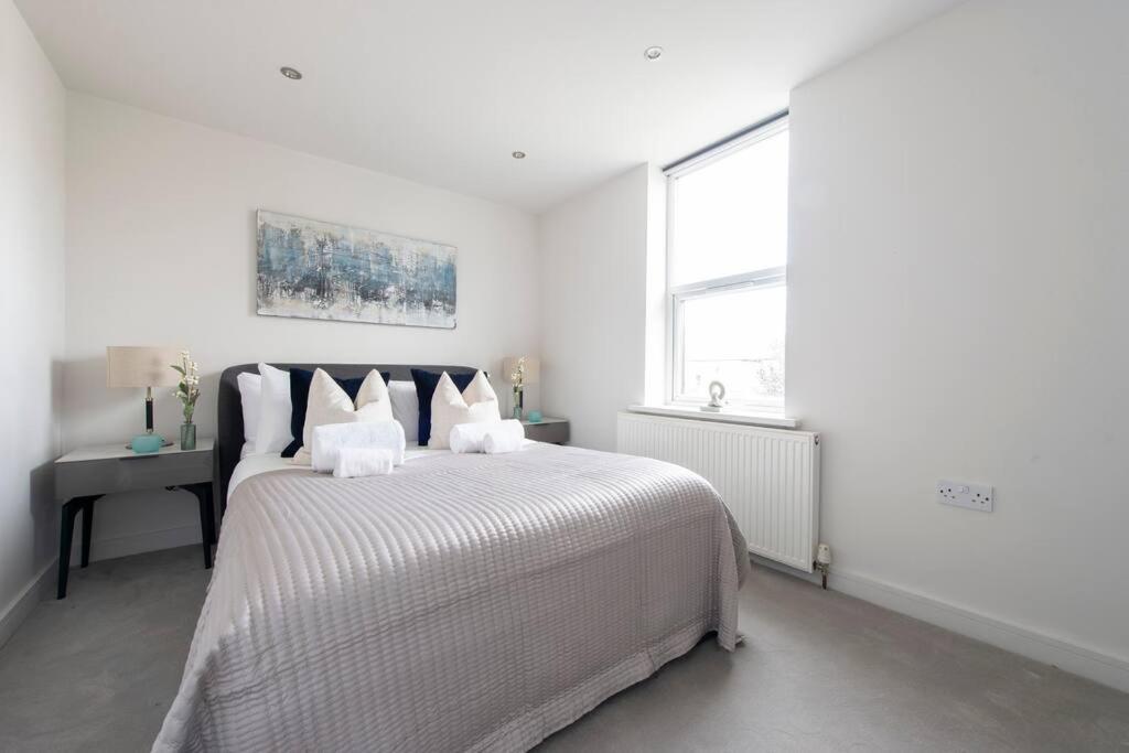 Elevated Elegance: 1br 1ba Flat In Wellmeadow Rd * London