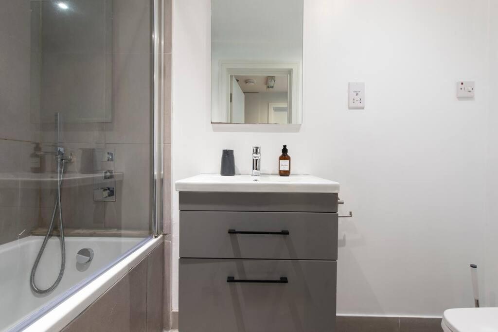 Elevated Elegance: 1br 1ba Flat In Wellmeadow Rd London