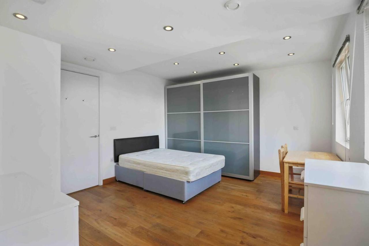 Luxurious Two Bedroom Penthouse * London