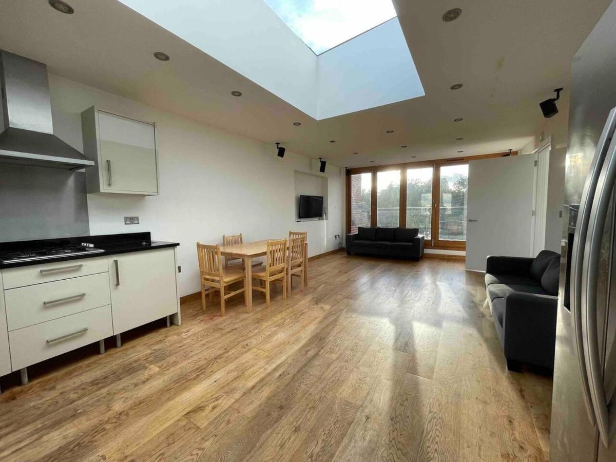 Luxurious Two Bedroom Penthouse * London