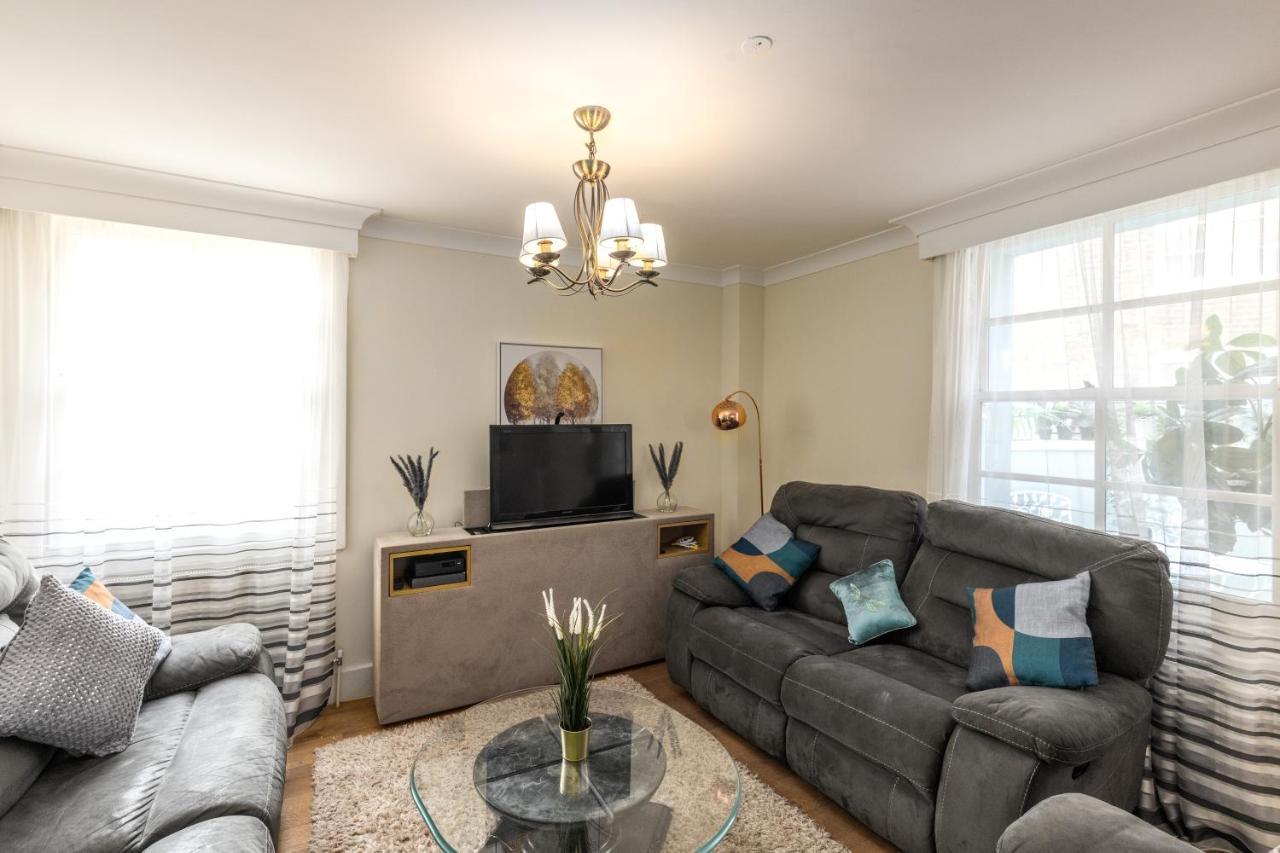 Stunning 3 Bed Townhouse Apartment *
