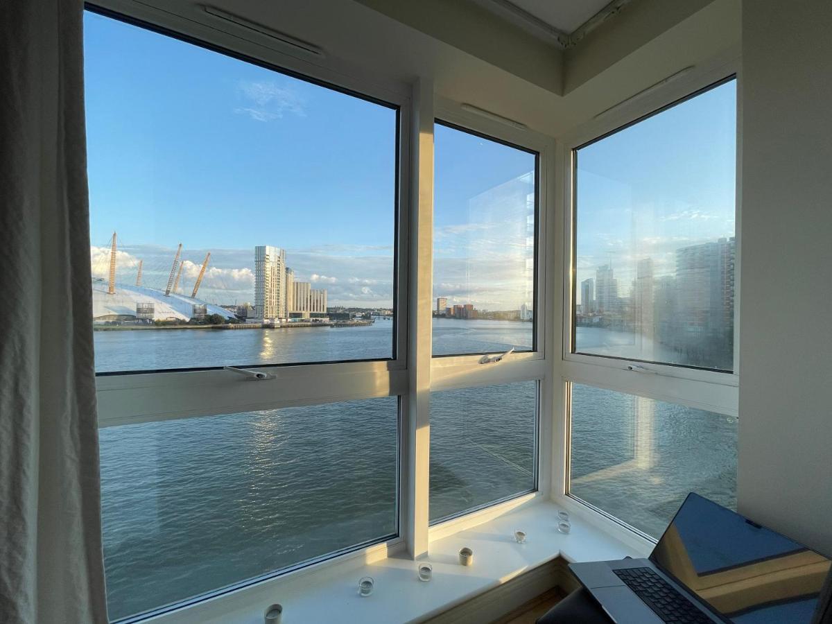Very Large Ensuite With Wonderful View Over The River Thames In A Peaceful & Calm Residential Building - Shared Flat With 1 Host Homestay