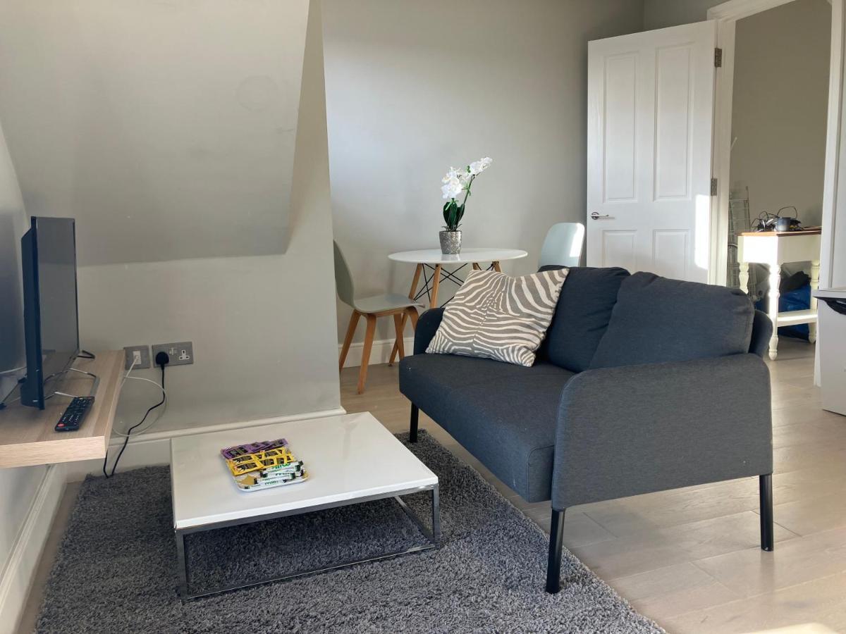 Stylish 1 Bed Flat With Private Terrace In Wimbledon - 3 The Queens Apartment
