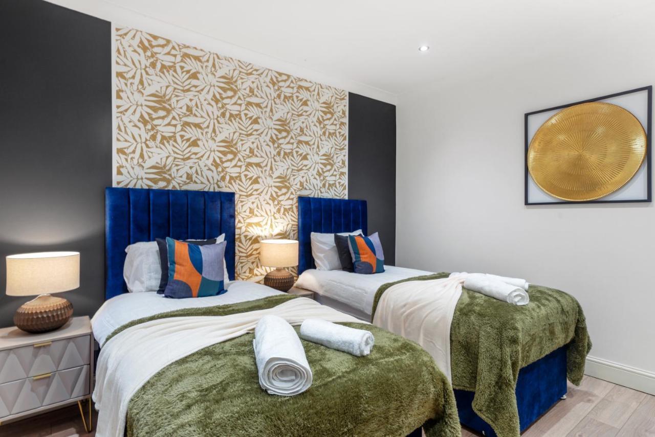 Stunning 3-bedroom In - Sleeps 8 Apartment *