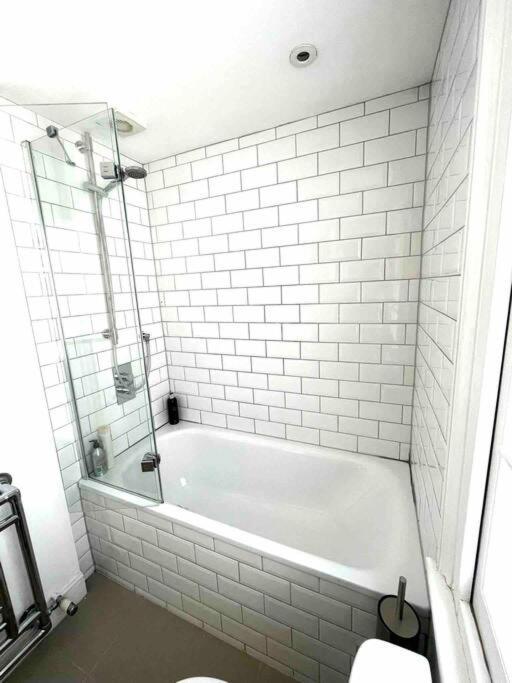 Fab Split Level Kensington *