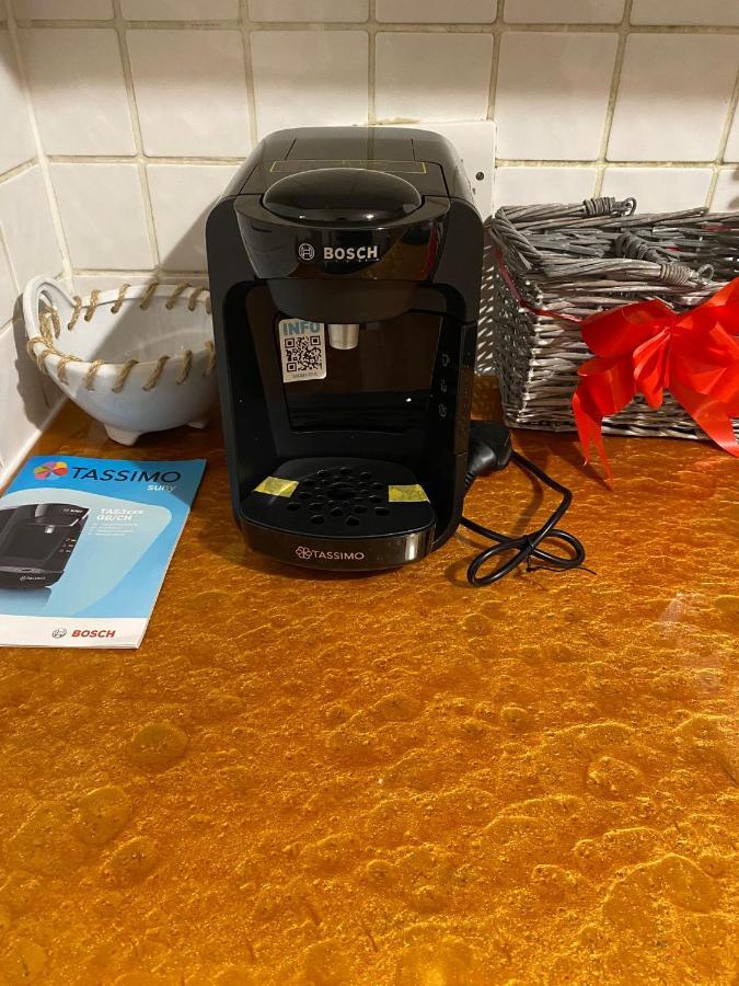 Huge And Affordable 3 Bedroom Flat In Hammersmith For 7 People With Welcome Breakfast Apartment London