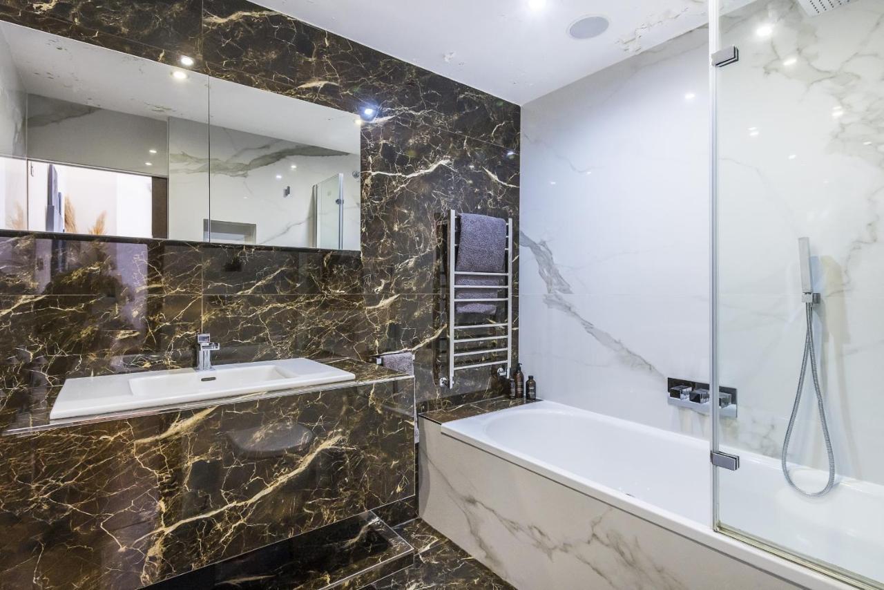 Kensington Luxurious Three Bedroom Apartment *