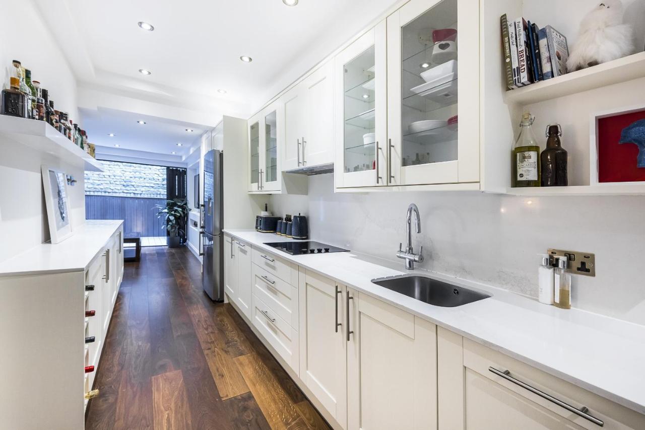 Kensington Luxurious Three Bedroom Apartment London