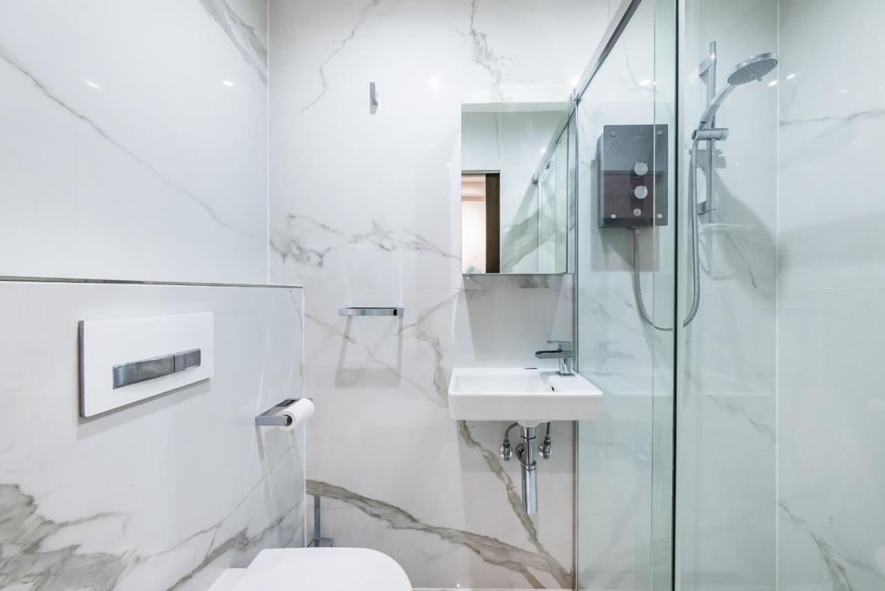 Kensington Luxurious Three Bedroom Apartment