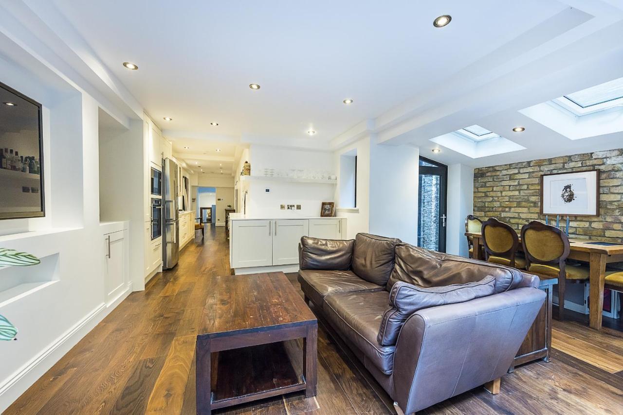 Kensington Luxurious Three Bedroom Apartment *