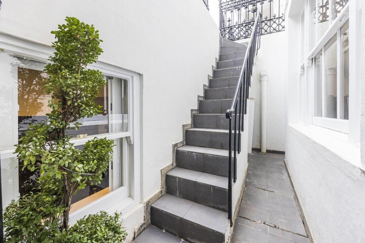 Kensington Luxurious Three Bedroom Apartment