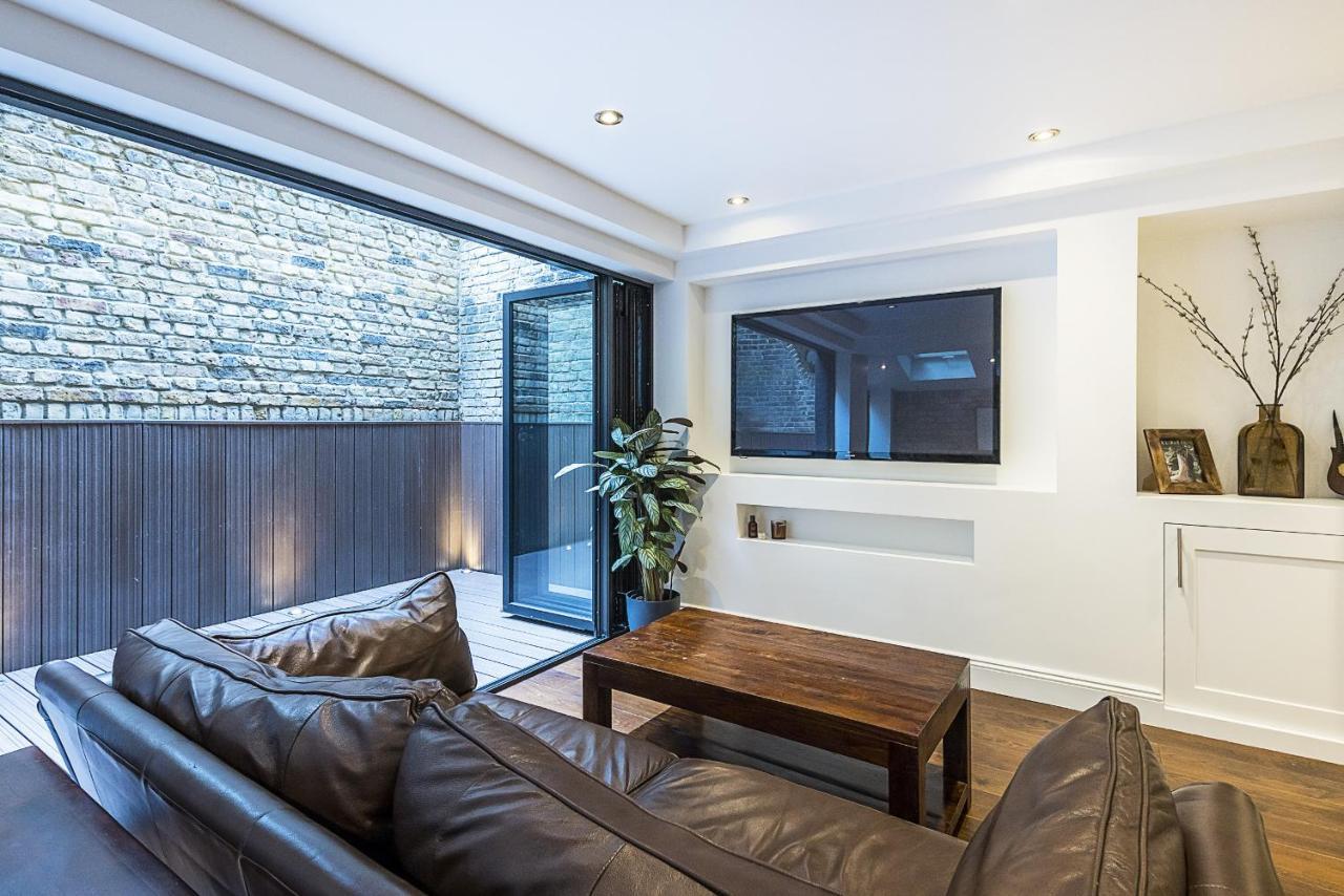 Kensington Luxurious Three Bedroom Apartment London