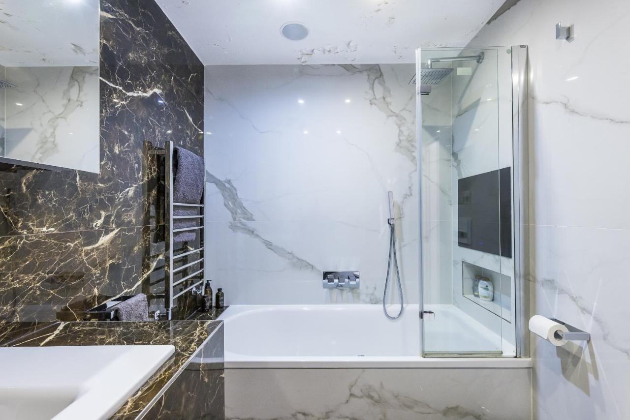 Kensington Luxurious Three Bedroom *