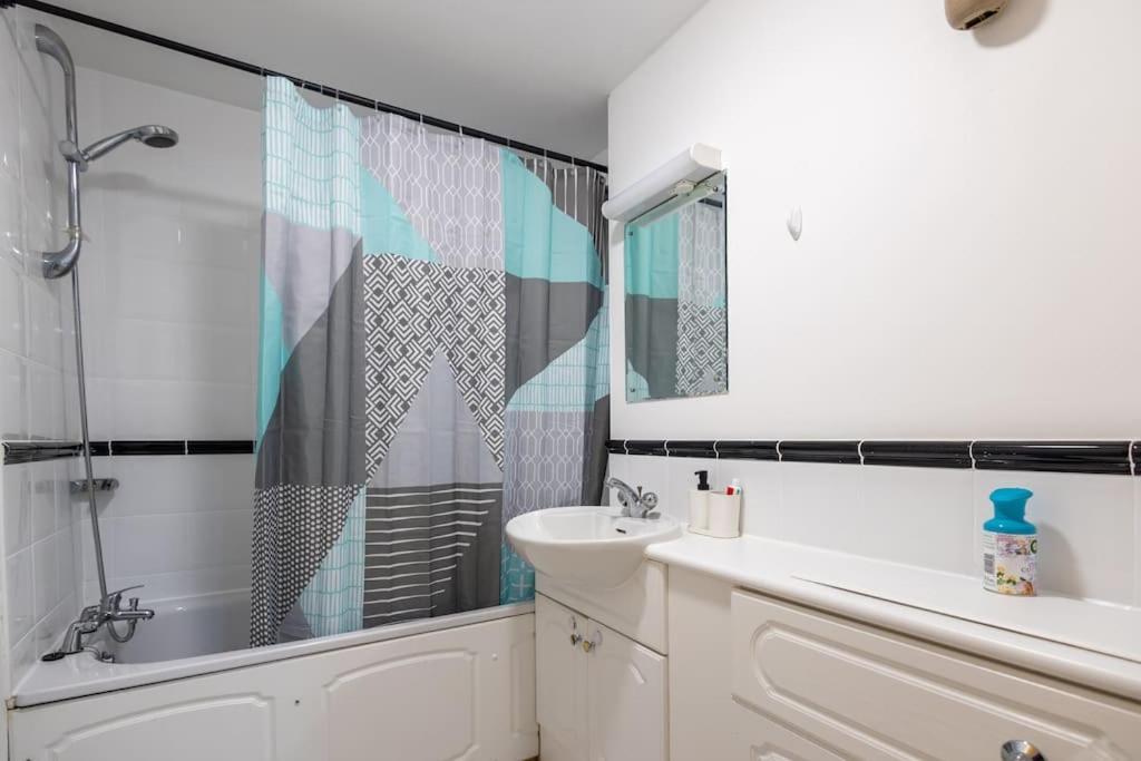 Morden Apartment, By The Sea With Free Parking Apartamento