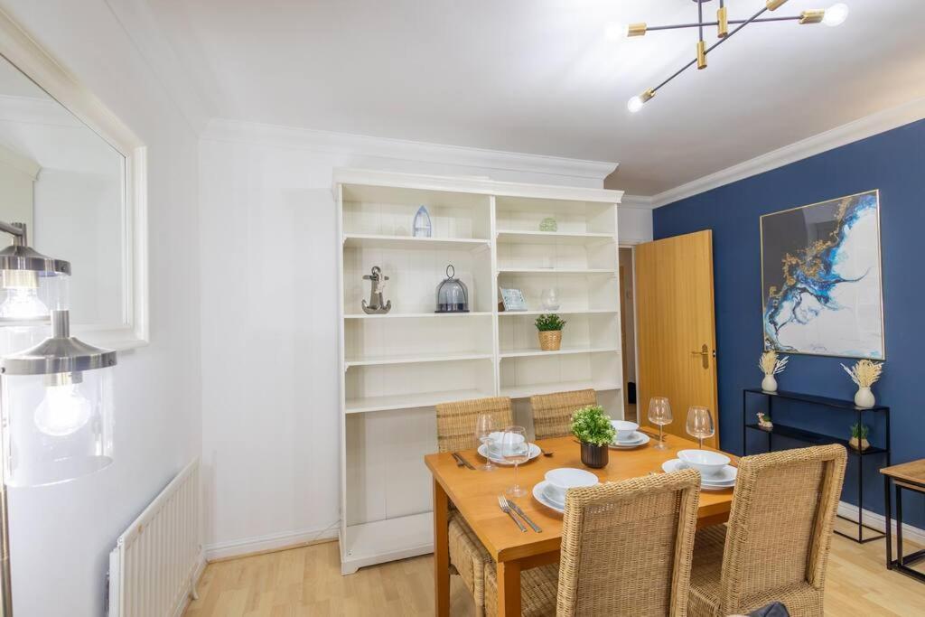 Apartamento Morden Apartment, By The Sea With Free Parking