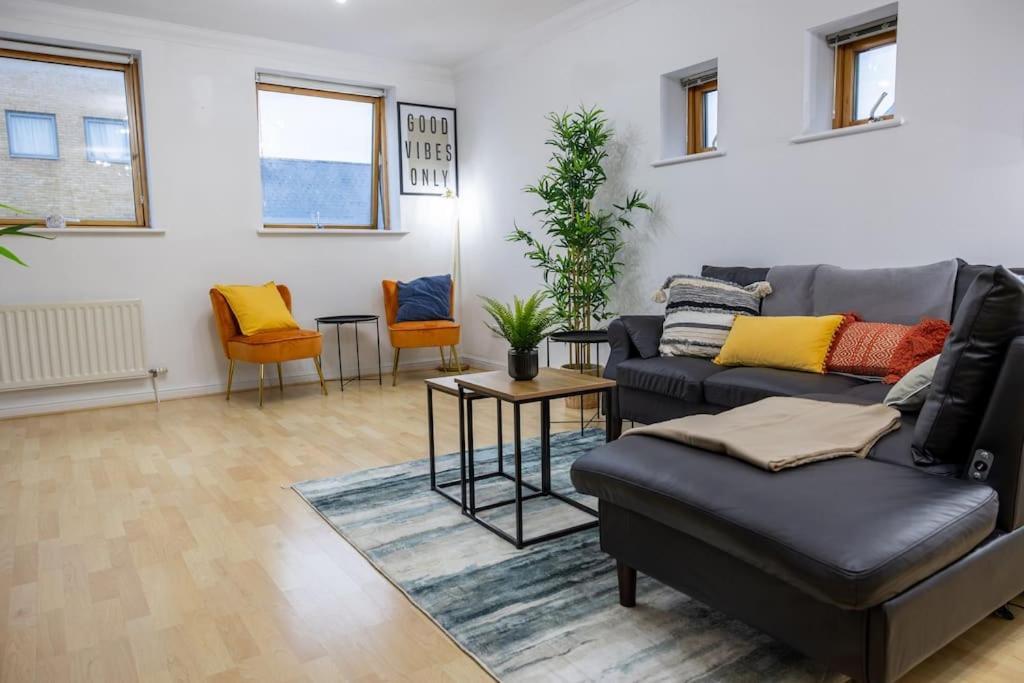 Apartamento Morden Apartment, By The Sea With Free Parking *