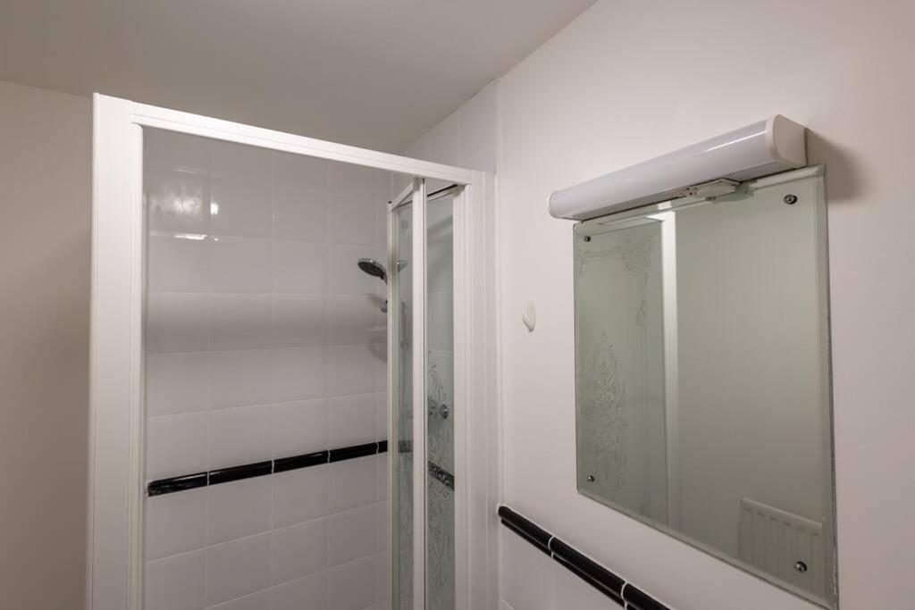 Apartamento Morden Apartment, By The Sea With Free Parking