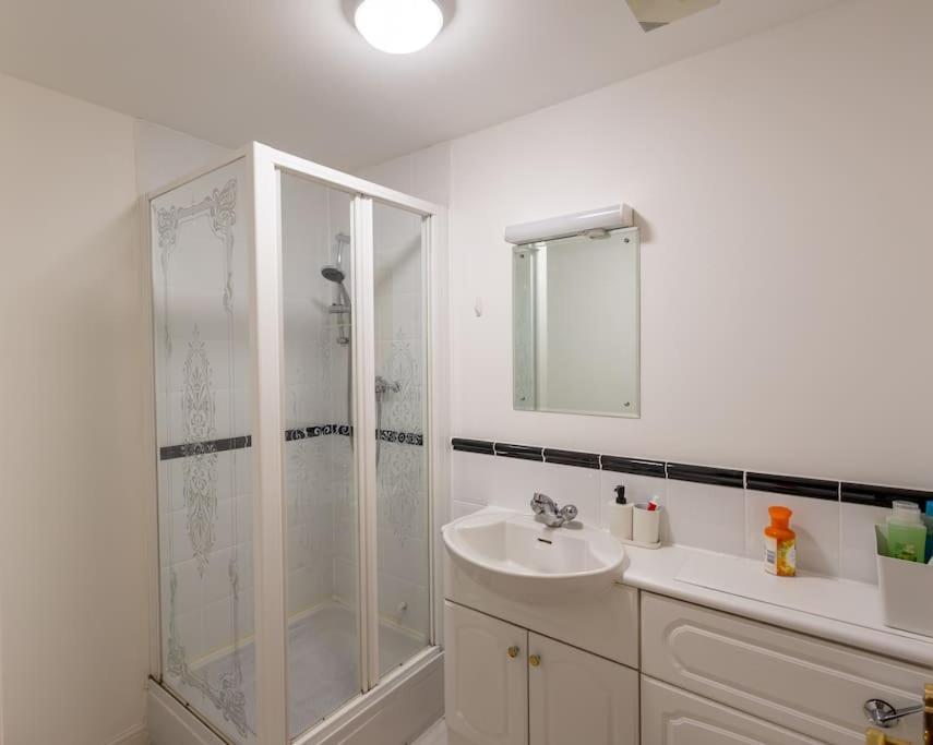 Apartamento Morden Apartment, By The Sea With Free Parking