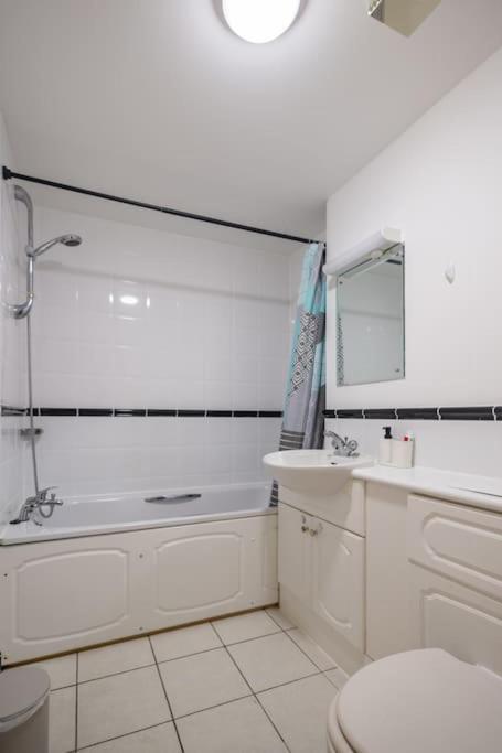 Apartamento Morden Apartment, By The Sea With Free Parking *