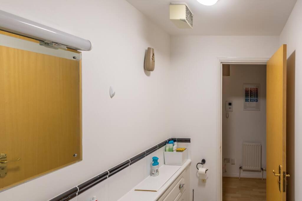 Apartamento Morden Apartment, By The Sea With Free Parking