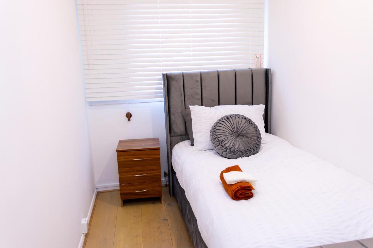 Elegant 3 Bed House In The Heart Of *