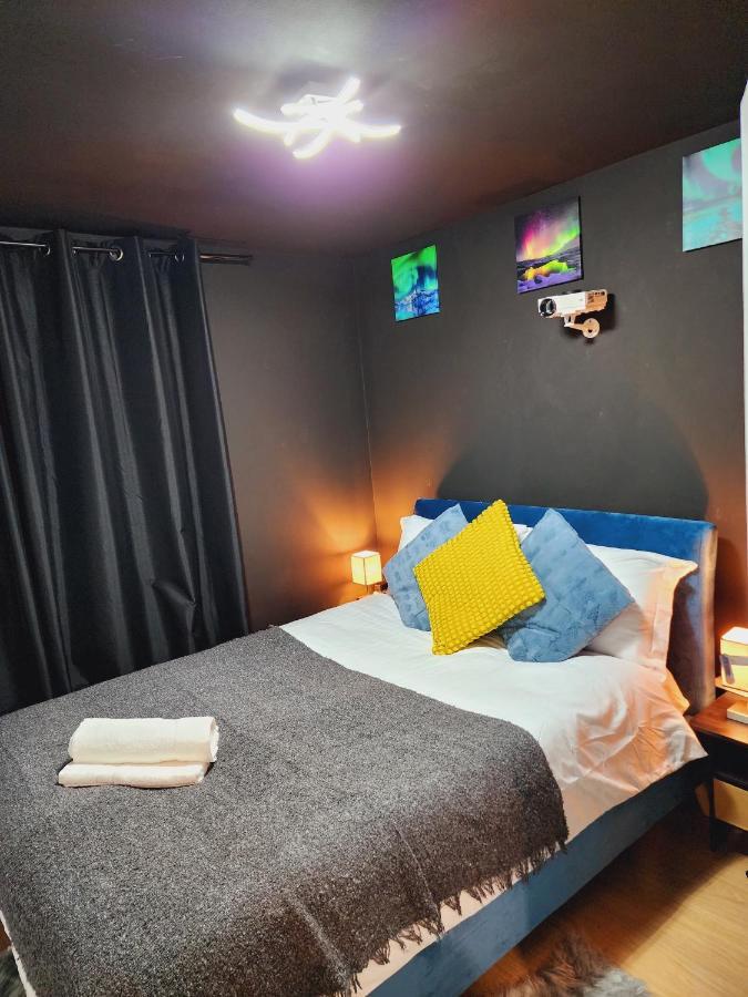 3br-sleeps8-canarywharf-cinemabedroom Apartment *