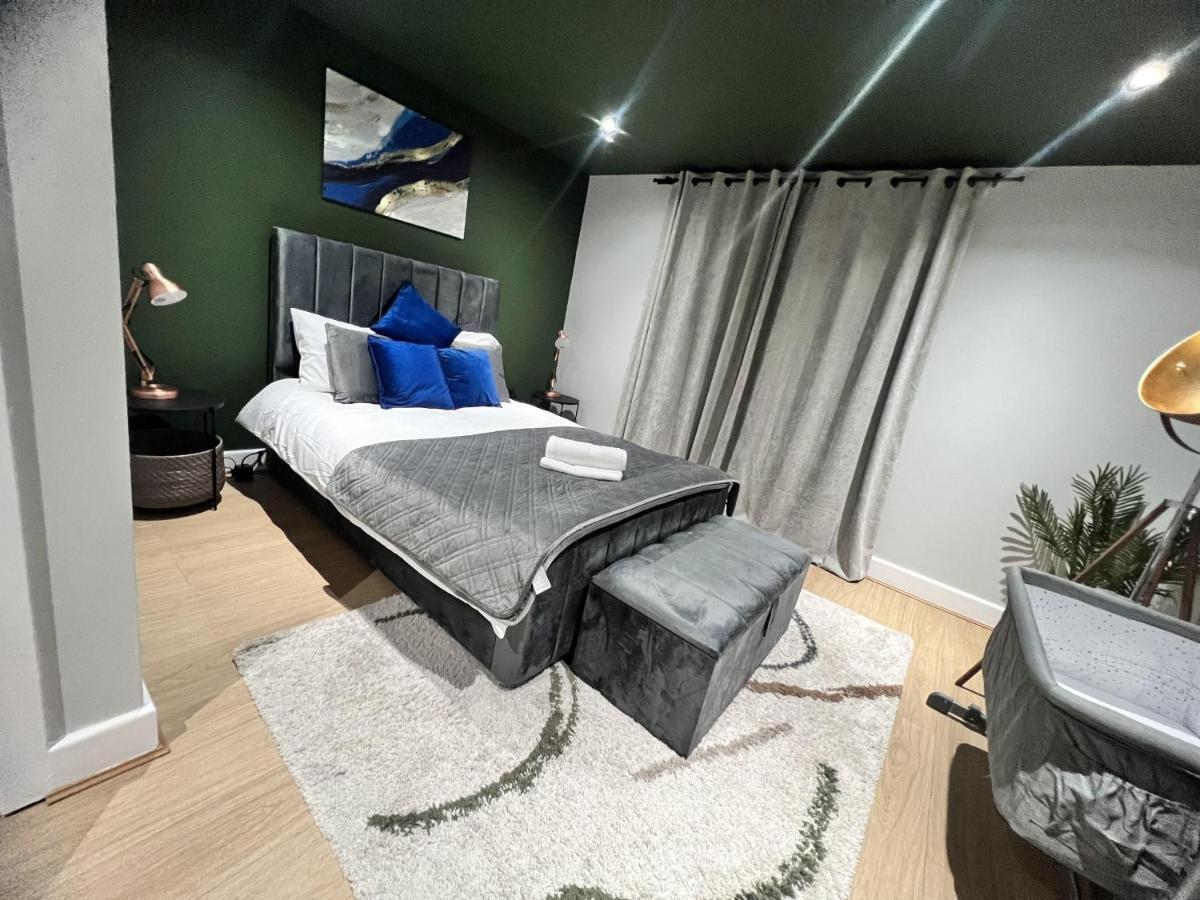 Apartment 3br-sleeps8-canarywharf-cinemabedroom London