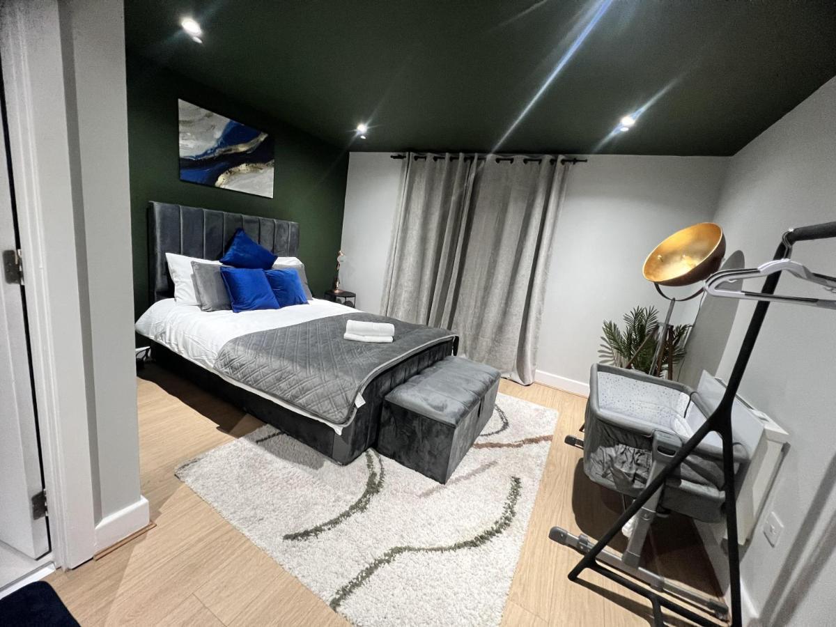 3br-sleeps8-canarywharf-cinemabedroom * London
